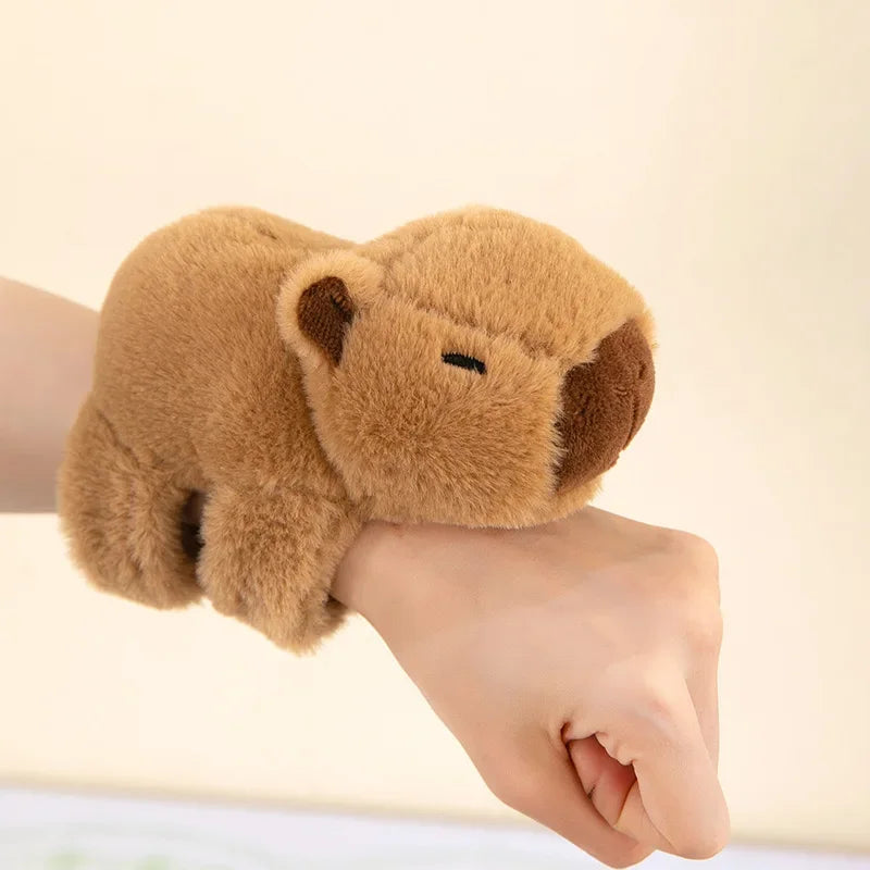 Bracelet peluche Capybara — Jouet poignet kawaii enfant, doux & rigolo