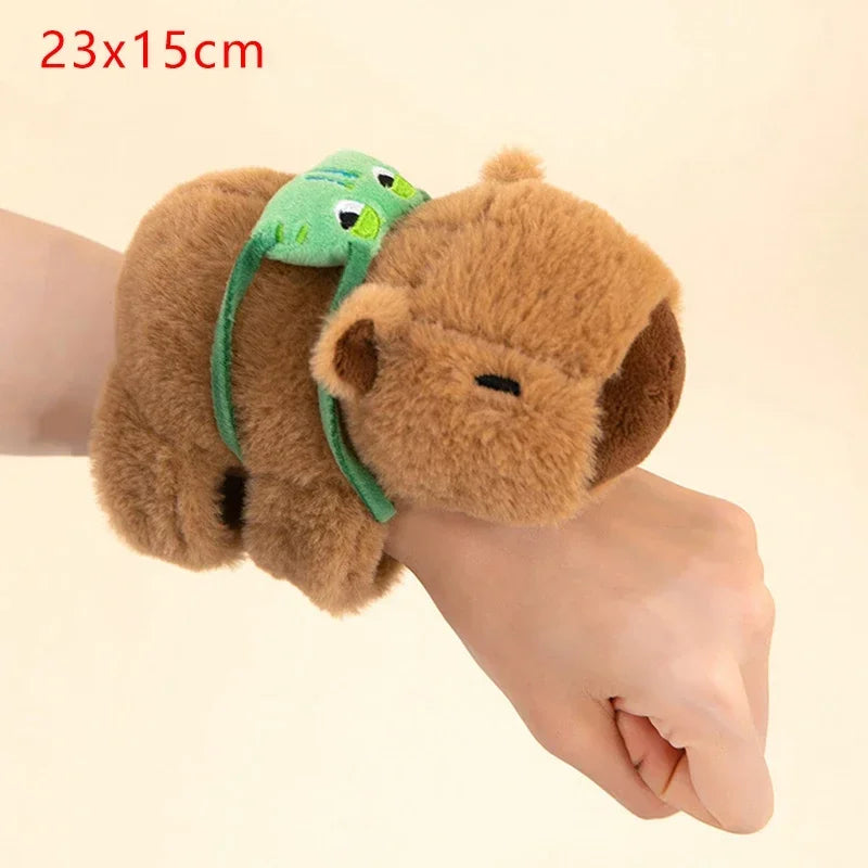 Bracelet peluche Capybara — Jouet poignet kawaii enfant, doux & rigolo