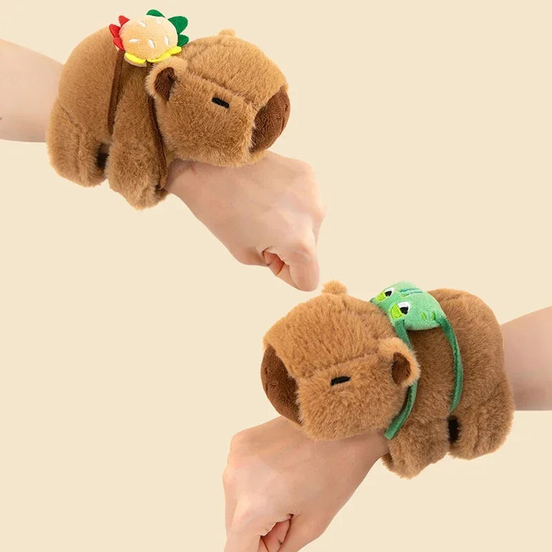 Bracelet peluche Capybara — Jouet poignet kawaii enfant, doux & rigolo