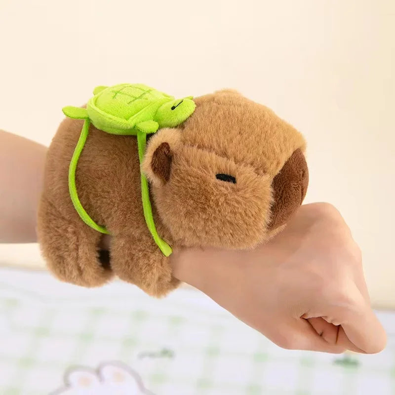 Bracelet peluche Capybara — Jouet poignet kawaii enfant, doux & rigolo